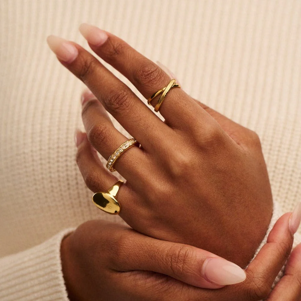 Clean & Textured Interlocking Rings - Gold - Image 4