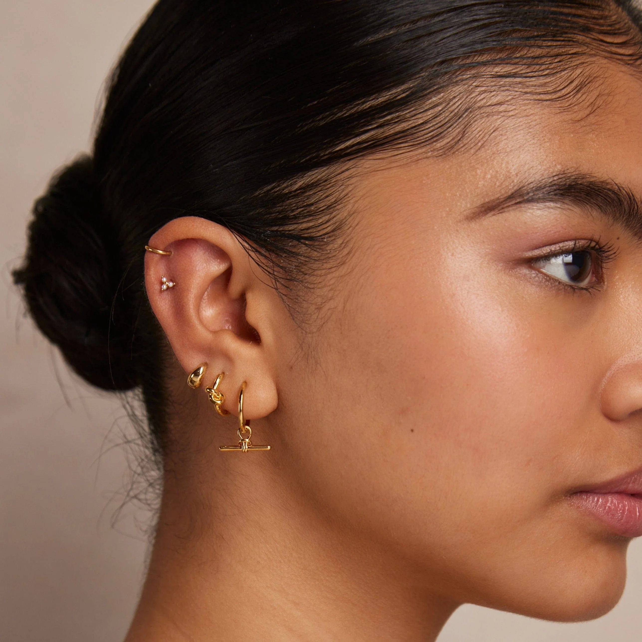 Dainty T-Bar Knot Hoop Earrings - Gold - Image 3