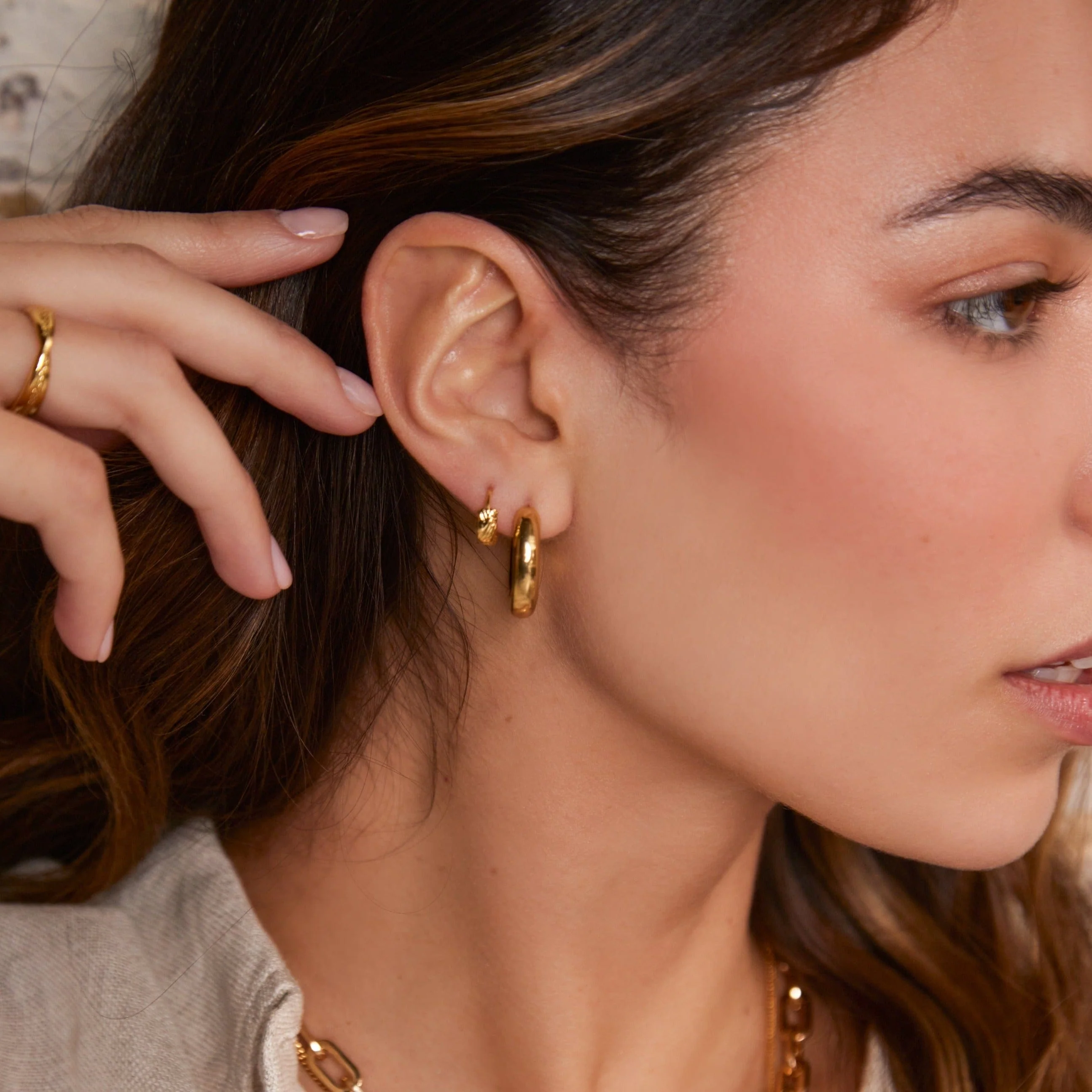 Polished Chubby Mid-Sized Hoop Earrings - Gold - Image 3