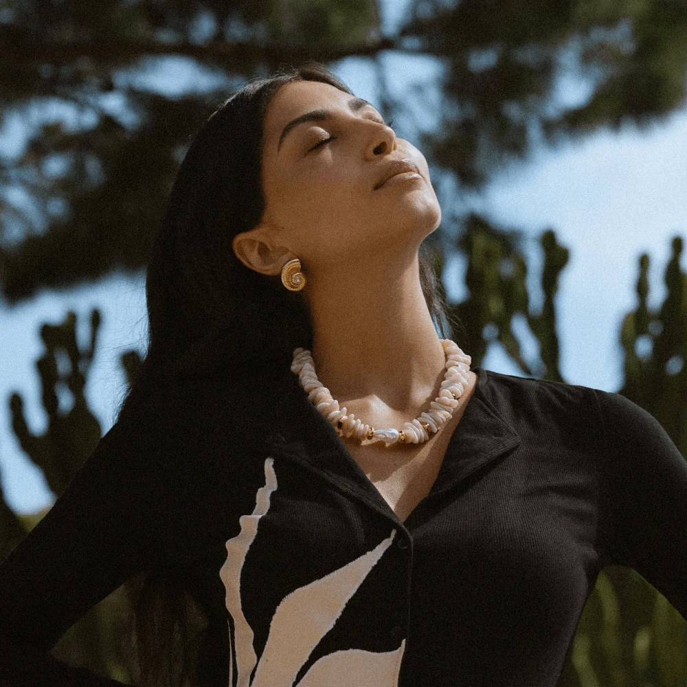 Statement Chip & Stationed Pearl Necklace - Image 2