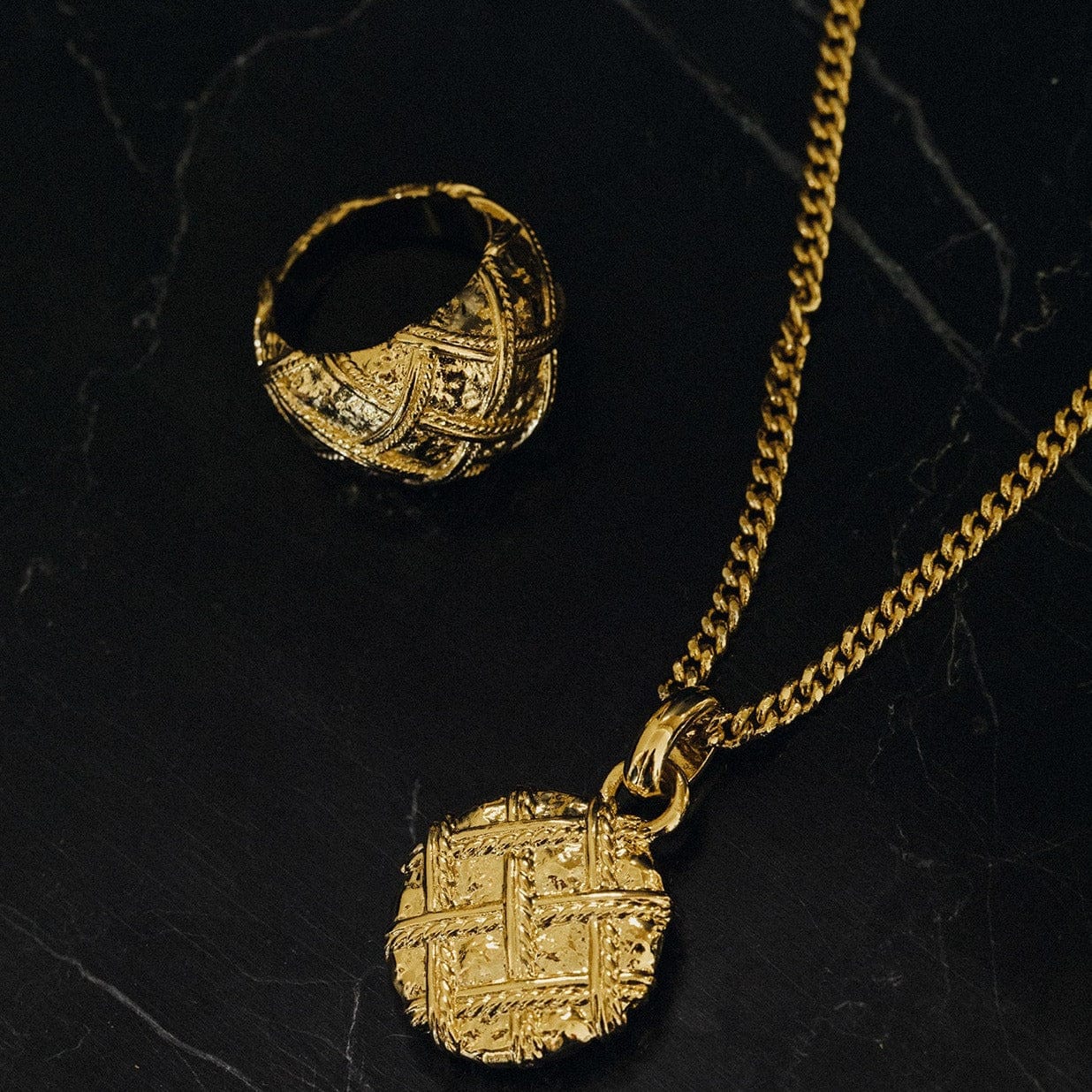 Quilted Texture Medallion Necklace - Image 3